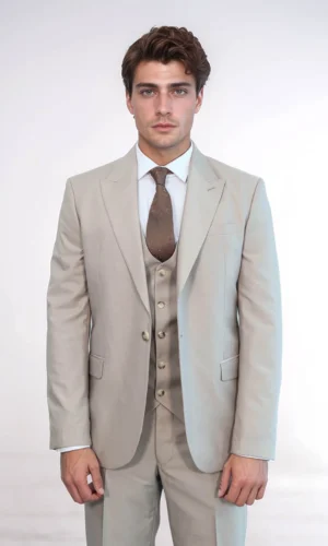 Suharekë Suit: Beige jakkesæt med vest og brunt slips.