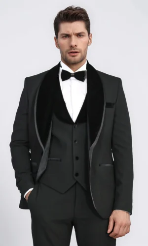 Novato Suit: Mand i sort smoking med butterfly og vest.